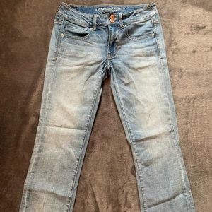 AMERICAN EAGLE CROP JEANS